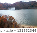 紅葉を迎えた七ヶ宿湖 131562344