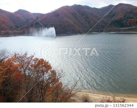 紅葉を迎えた七ヶ宿湖 131562344