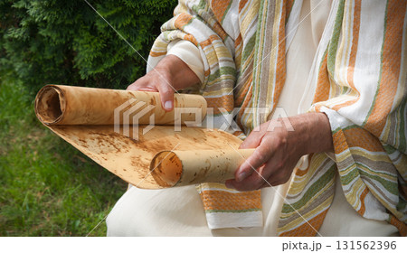 Old man reading the scroll 131562396