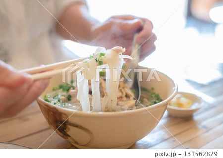 フォーを食べている手元 フォーを食べている手元 131562829
