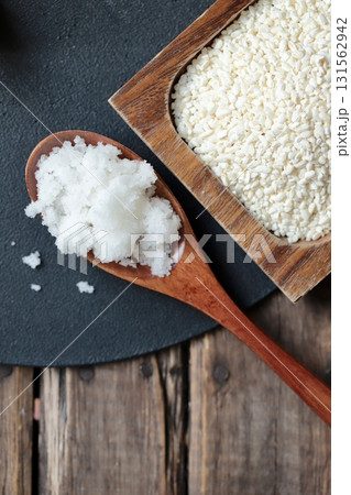 乾燥麹と粗塩で塩麹作り 混ぜる前の材料 乾燥麹と粗塩で塩麹作り 混ぜる前の材料 131562942