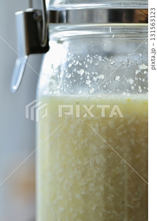 乾燥麹を使った混ぜたばかりの自家製レモン塩麹 乾燥麹を使った混ぜたばかりの自家製レモン塩麹 131563123