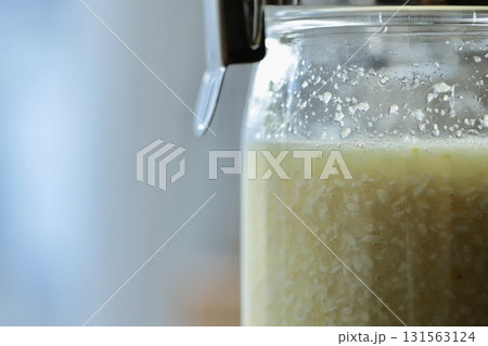 乾燥麹を使った混ぜたばかりの自家製レモン塩麹 131563124