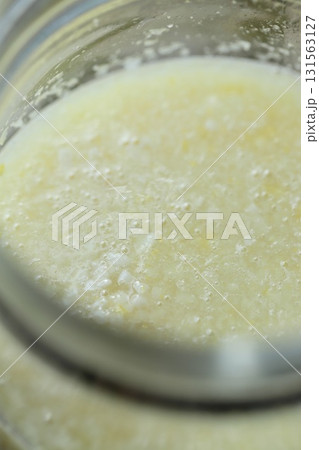 材料を混ぜたばかりで泡が出始めた自家製レモン塩麹 131563127