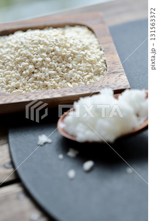 乾燥麹と粗塩で塩麹作り　混ぜる前の材料 131563372