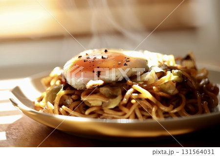 目玉焼きを乗せた熱々の出来たてソース焼きそば 131564031