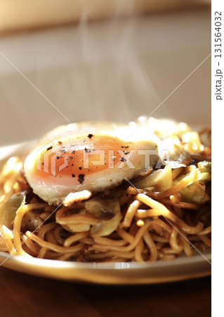 目玉焼きを乗せた熱々の出来たてソース焼きそば 目玉焼きを乗せた熱々の出来たてソース焼きそば 131564032