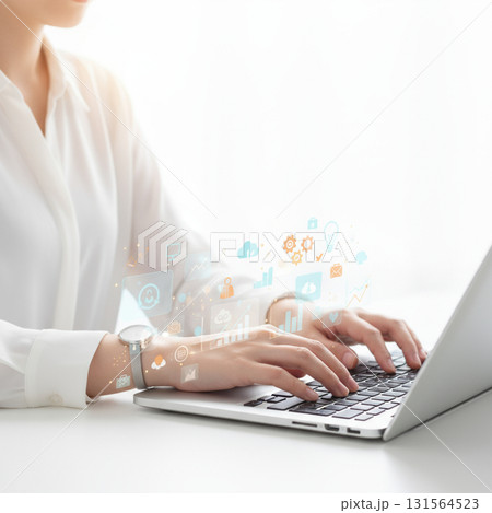 ビジネスシーン：パソコン操作をする女性の手元　ビジネスアイコン　白色基調の明るいオフィス 131564523