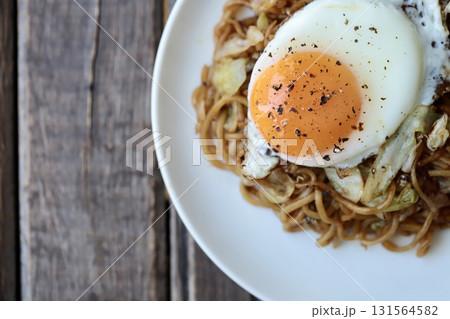 目玉焼きを乗せた中太麺のソース焼きそば 目玉焼きを乗せた中太麺のソース焼きそば 131564582