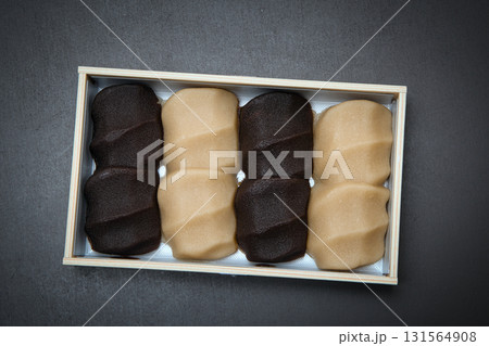 なめらかなこしあんに包まれた名物の餅菓子を、日本茶と共にいただく幸せなお茶の時間 131564908