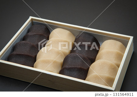 なめらかなこしあんに包まれた名物の餅菓子を、日本茶と共にいただく幸せなお茶の時間 なめらかなこしあんに包まれた名物の餅菓子を、日本茶と共にいただく幸せなお茶の時間 131564911