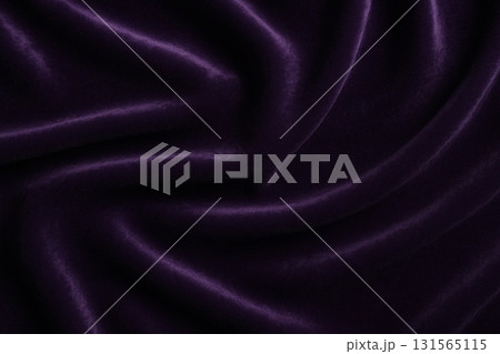 紫のベルベット生地テクスチャ｜高級感ある布素材 131565115