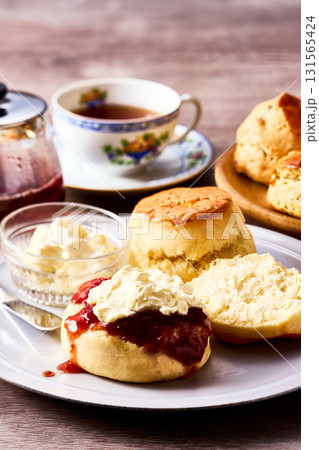 スコーンと紅茶の優雅なアフタヌーンティー 131565424