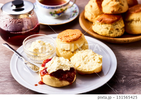 スコーンと紅茶の優雅なアフタヌーンティー 131565425