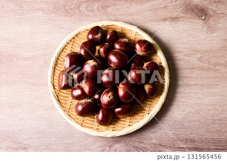 籠に盛られた利平栗 131565456