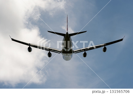 飛行機を正面から撮った写真 飛行機を正面から撮った写真 131565706