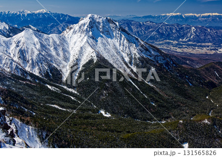 冬の八ヶ岳連峰・横岳から見る阿弥陀岳と南アルプス・中央アルプス 131565826