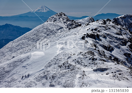冬の八ヶ岳連峰・横岳から見る三叉峰と富士山 131565830