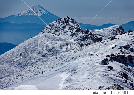 冬の八ヶ岳連峰・横岳から見る三叉峰と富士山 131565832