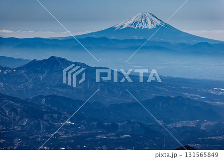 冬の八ヶ岳連峰・横岳稜線から見る富士山 131565849