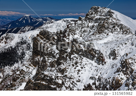 冬の八ヶ岳連峰・横岳の岩壁と蓼科山 131565982