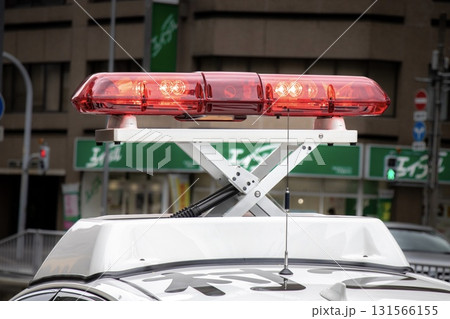 出動中のパトカーの赤色灯 131566155