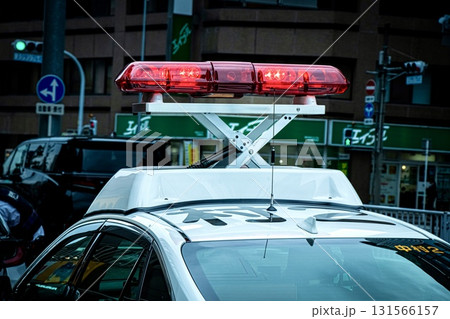 出動中のパトカーの赤色灯 131566157
