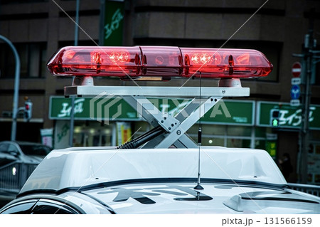 出動中のパトカーの赤色灯 131566159