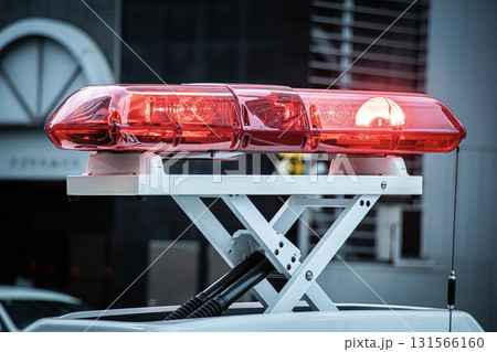 出動中のパトカーの赤色灯 131566160