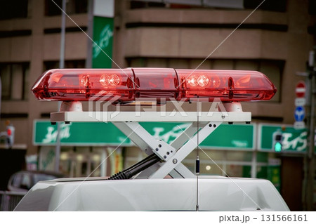 出動中のパトカーの赤色灯 131566161