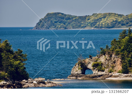 海岸の岩に穴が空いている風景 131566207