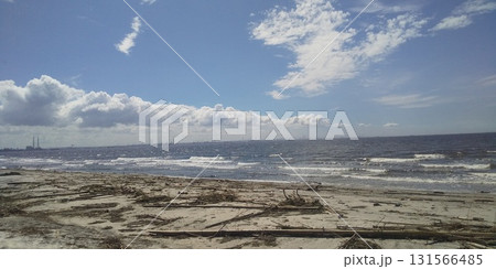 稲毛海岸の白い雲と青い空 稲毛海岸の白い雲と青い空 131566485