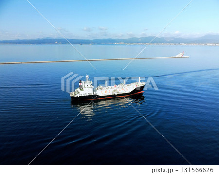 秋の北海道函館市函館港に入港する貨物船の風景を空撮 131566626