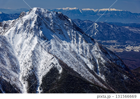 冬の八ヶ岳連峰・横岳稜線から見る阿弥陀岳と中央アルプス 131566669