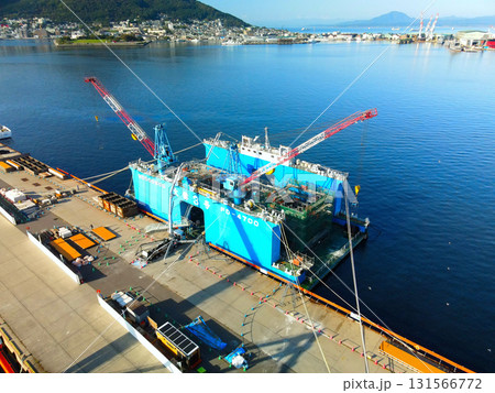 秋の北海道函館市函館港でケーソンの建設作業風景を空撮 131566772