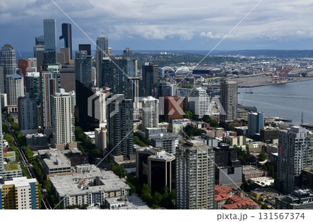 スペースニードルから望むシアトルのビル群 131567374