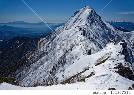 冬の八ヶ岳連峰・横岳稜線から見る赤岳と富士山 冬の八ヶ岳連峰・横岳稜線から見る赤岳と富士山 131567533