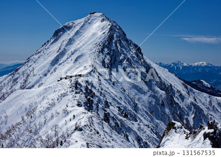 冬の八ヶ岳連峰・横岳稜線から見る赤岳 131567535