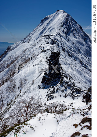 冬の八ヶ岳連峰・赤岳 冬の八ヶ岳連峰・赤岳 131567539