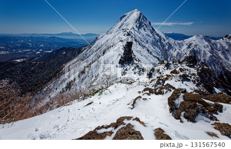 冬の八ヶ岳連峰・赤岳と富士山 131567540