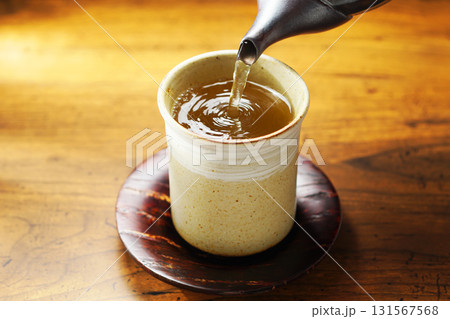 お茶を注ぐ お茶を注ぐ 131567568