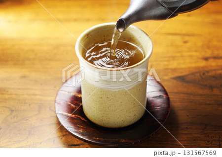 お茶を注ぐ 131567569