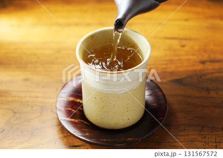 お茶を注ぐ お茶を注ぐ 131567572