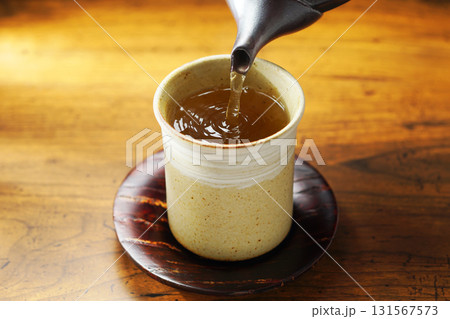 お茶を注ぐ 131567573