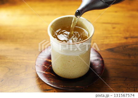 お茶を注ぐ お茶を注ぐ 131567574