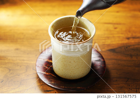 お茶を注ぐ 131567575
