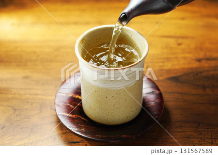 お茶を注ぐ 131567589