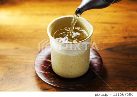 お茶を注ぐ 131567590