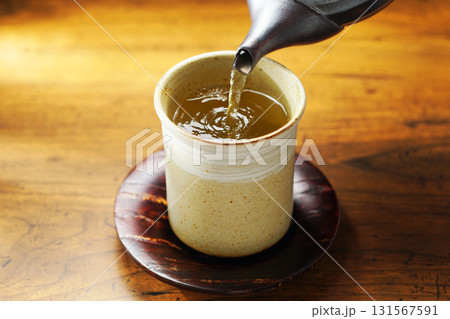 お茶を注ぐ お茶を注ぐ 131567591