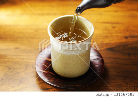 お茶を注ぐ 131567593